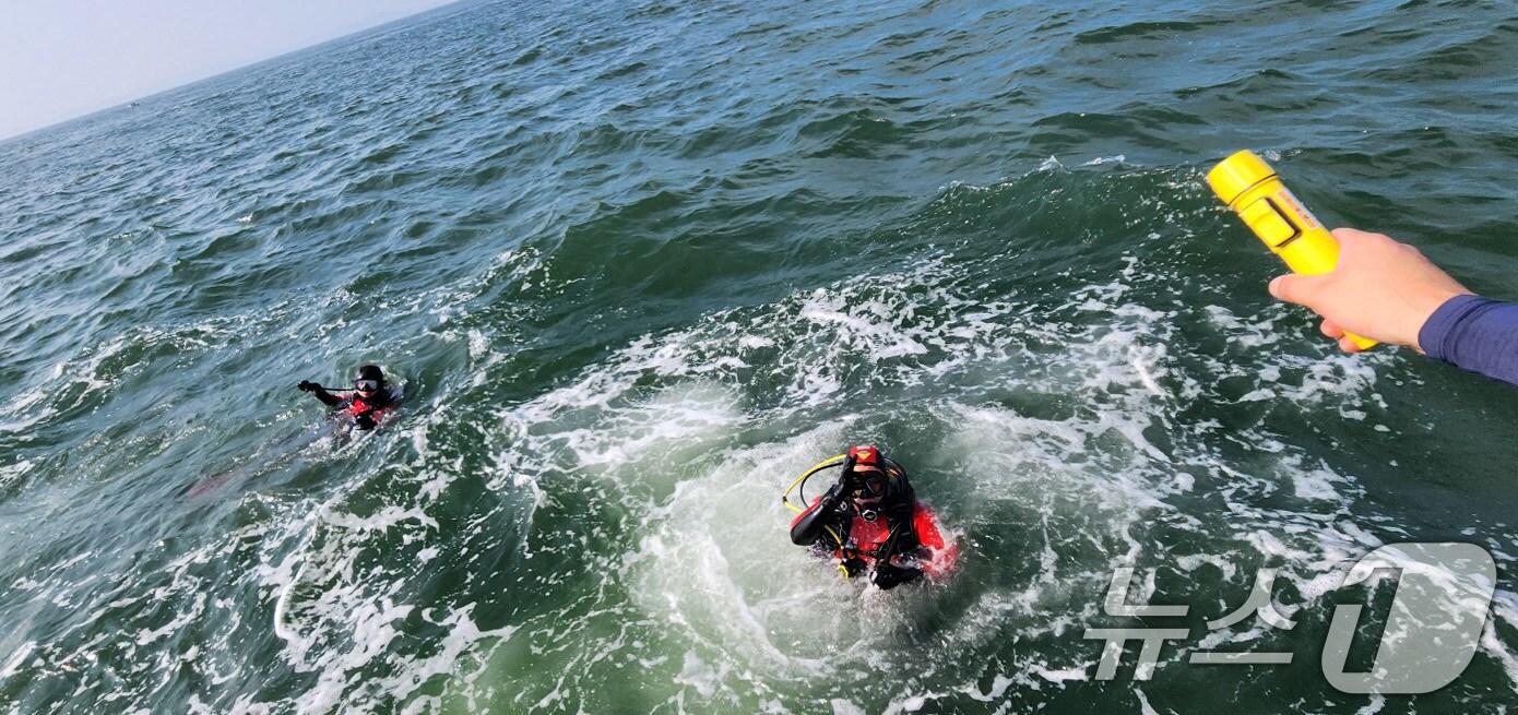 본문 이미지 - 인천 소무의도 해안가에서 바다에 빠진 중학생 1명이 실종됐다. 해경이 11일 인천 소무의도 해안가 일대에서 수색작업을 벌이고 있다.  &#40;인천해양경철서 제공&#41; 2024.8.11/뉴스1 ⓒ News1 박지혜 기자