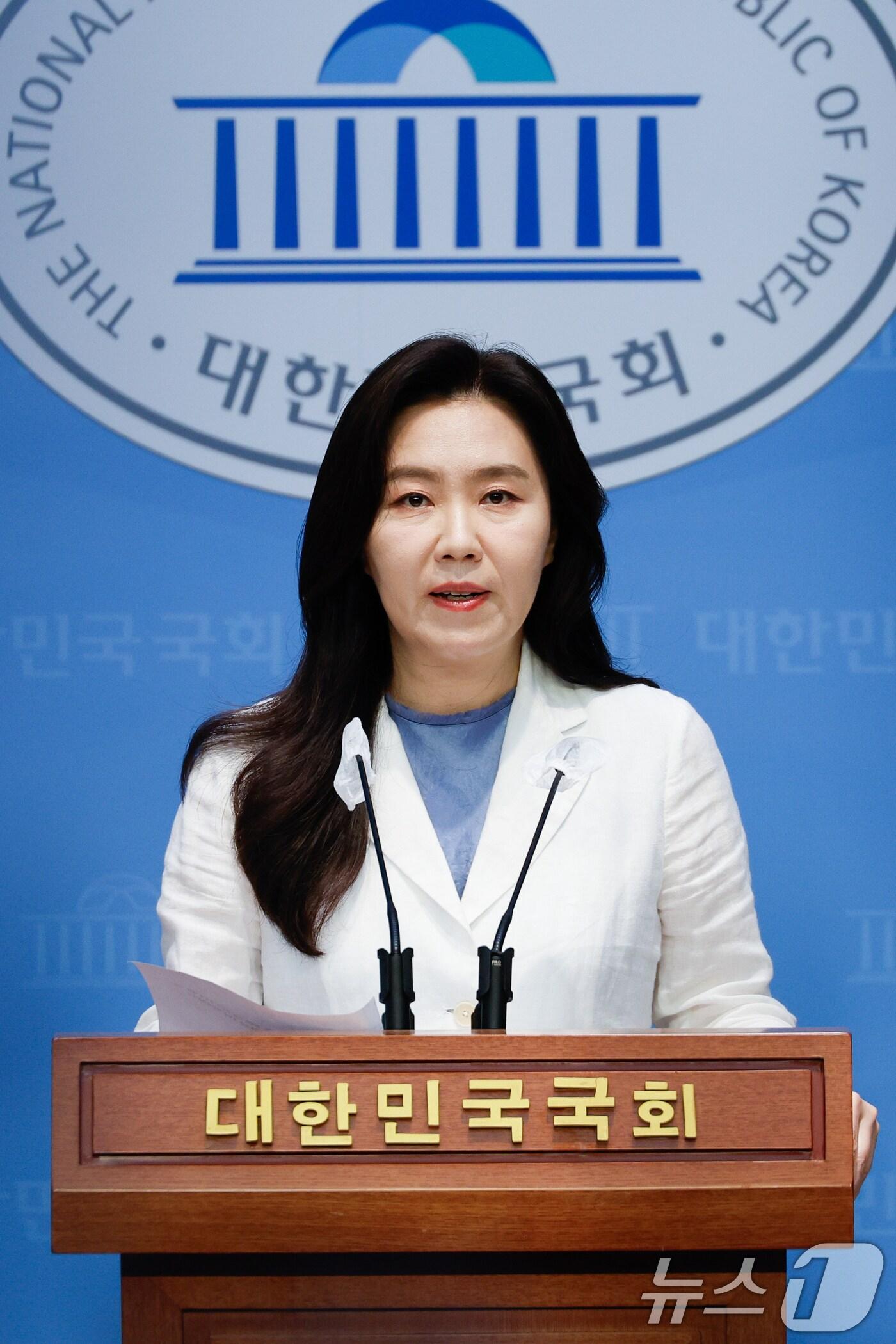 본문 이미지 - 강유정 더불어민주당 원내대변인이 11일 서울 여의도 국회 소통관에서 국민권익위 고위 간부의 죽음에 대한 윤석열 대통령과 김건희 여사의 사과를 촉구하며 브리핑하고 있다. 2024.8.11/뉴스1 ⓒ News1 안은나 기자