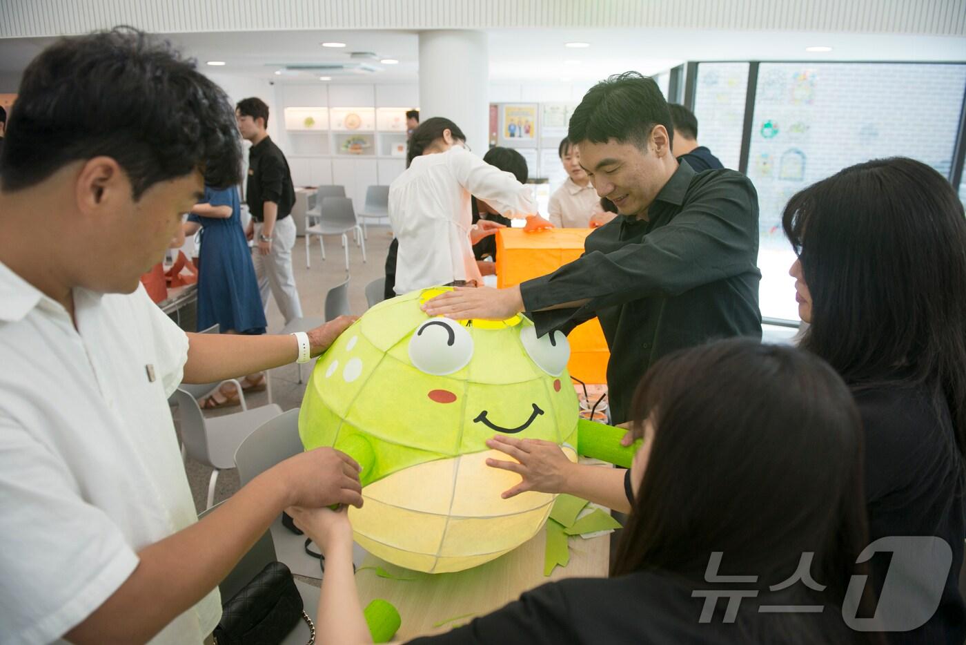 지난 10일 대구 수성구 두산동꿈꾸는예술터에서 수성구 대표 캐릭터인 '뚜비' 공예품을 만들면서 즐거운 시간을 보내고 있다. 2024.8.10/뉴스1 ⓒ News1 이성덕 기자
