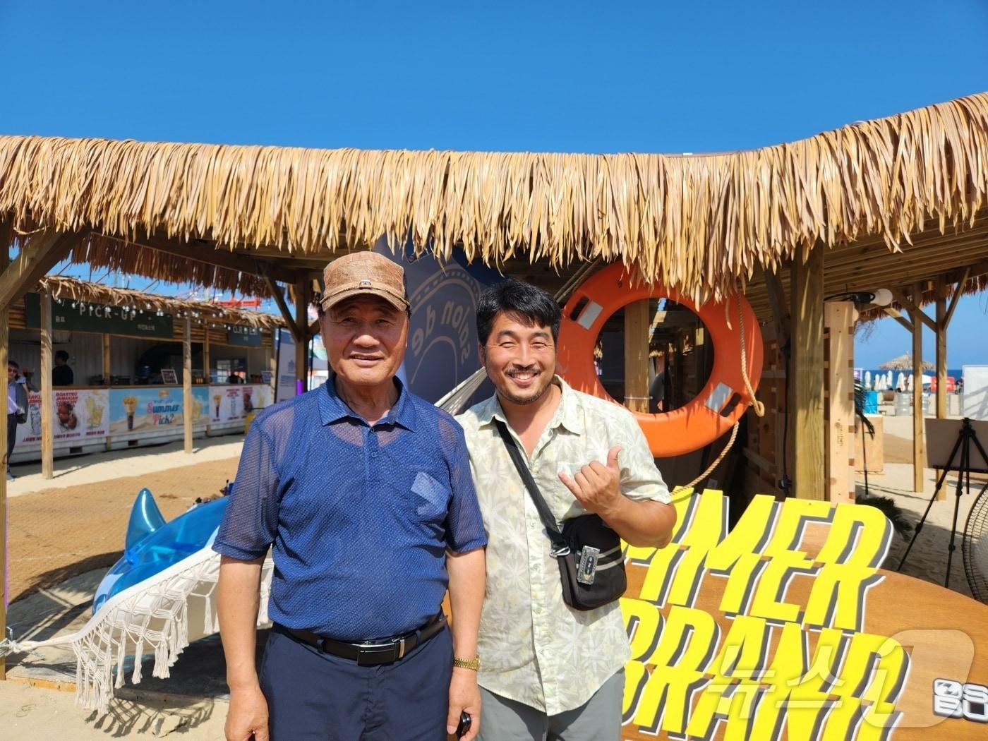 본문 이미지 - 최경진 인구1리 이장&#40;왼쪽&#41;과 이승범 인구해수욕장운영위원회 총무.2024.8.9/뉴스1 ⓒ News1 정수영 기자