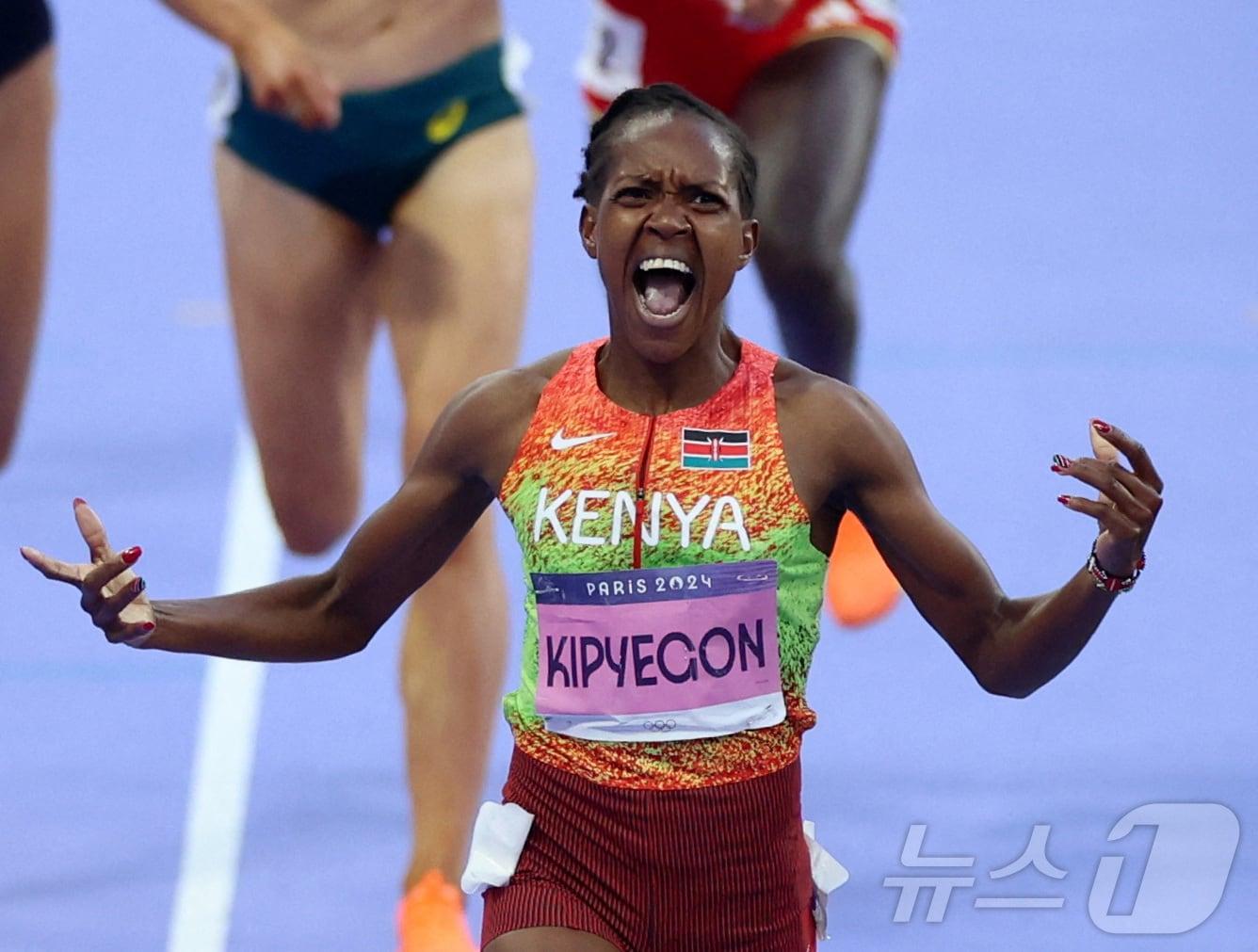 본문 이미지 - 케냐의 페이스 체픈게티 키피에곤이 11일 열신 2024 파리 올림픽 여자 1500m 결선에서 우승을 차지했다. ⓒ 로이터=뉴스1 ⓒ News1 원태성 기자
