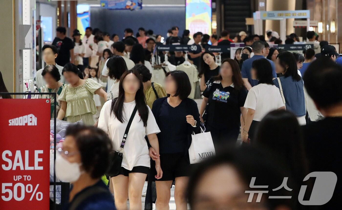 패션·뷰티 업계가 본격적인 여름을 앞두고 휴가 시즌을 겨냥한 대규모 할인 행사를 개최한다. 서울 시내 한 대형 쇼핑몰을 찾은 시민들이 더위를 피해 막바지 여름휴가를 보내고 있다. 2024.8.11/뉴스1 ⓒ News1 임세영 기자