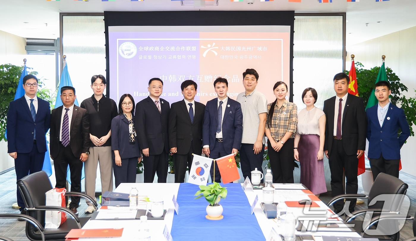 이상갑 광주시 문화경제부시장을 단장으로 한 광주시 대표단이 10일 중국 항저우시 글로벌정상기교류협력연맹 사무실에서 판융창 연맹 집행주석과 협력 협약을 체결한 뒤 기념촬영을 하고 있다.(광주시 제공)2024.8.11/뉴스1