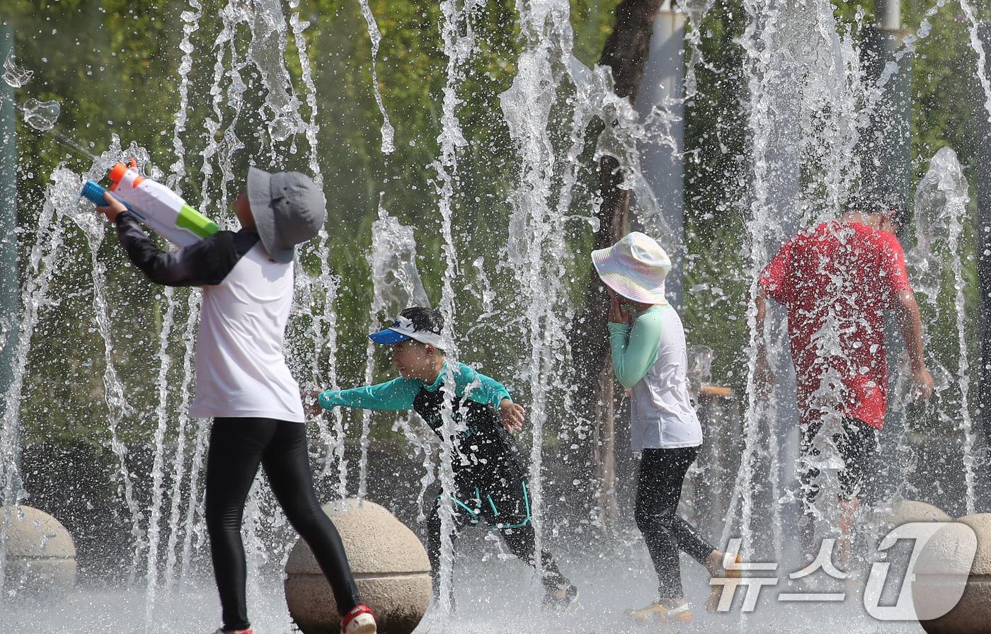 전국 대부분 지역에 폭염특보가 발효된 11일 오후 대구 동구 율하체육공원 바닥분수에서 어린이들이 물놀이로 찜통더위를 식히고 있다. 2024.8.11/뉴스1 ⓒ News1 공정식 기자