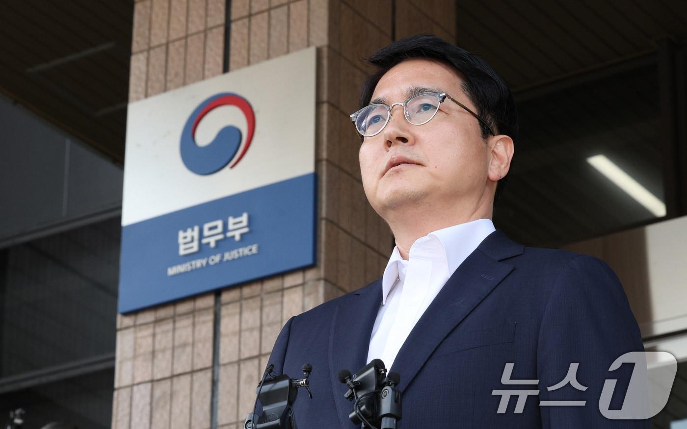 본문 이미지 - 심우정 검찰총장 후보자가 11일 오후 경기 과천 법무부 청사 앞에서 후보자 지명 관련 소감을 밝히고 있다. 2024.8.11/뉴스1 ⓒ News1 장수영 기자