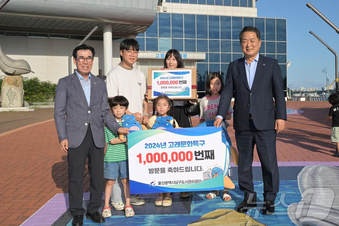 본문 이미지 - 울산남구도시관리공단은 지난 10일 2024년 장생포고래문화특구 방문객이 100만 명을 넘어섰다고 밝혔다.(남구청 제공)