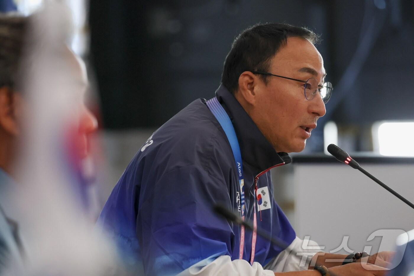 본문 이미지 - 장재근 대한민국 선수단 총감독이 11일(한국시간) 프랑스 파리 중심부에 마련된 코리아 하우스에서 열린 대한민국선수단 결산 기자회견에서 올림픽 취재진의 질문에 답변하고 있다. 2024.8.11/뉴스1 ⓒ News1 이준성 기자