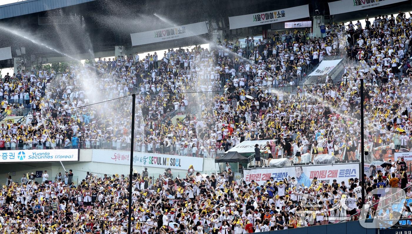 본문 이미지 - 서울 잠실구장을 가득 메운 관중들. /뉴스1 ⓒ News1 장수영 기자