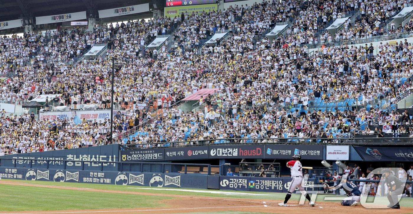 프로야구 올해 누적 관중 800만 명을 앞둔 11일 오후 서울 송파구 잠실야구장에서 열린 '2024 신한 SOL 뱅크 KBO리그' NC다이노스와 LG 트윈스의 경기를 찾은 관중이 응원을 하고 있다. 2024.8.11/뉴스1 ⓒ News1 장수영 기자