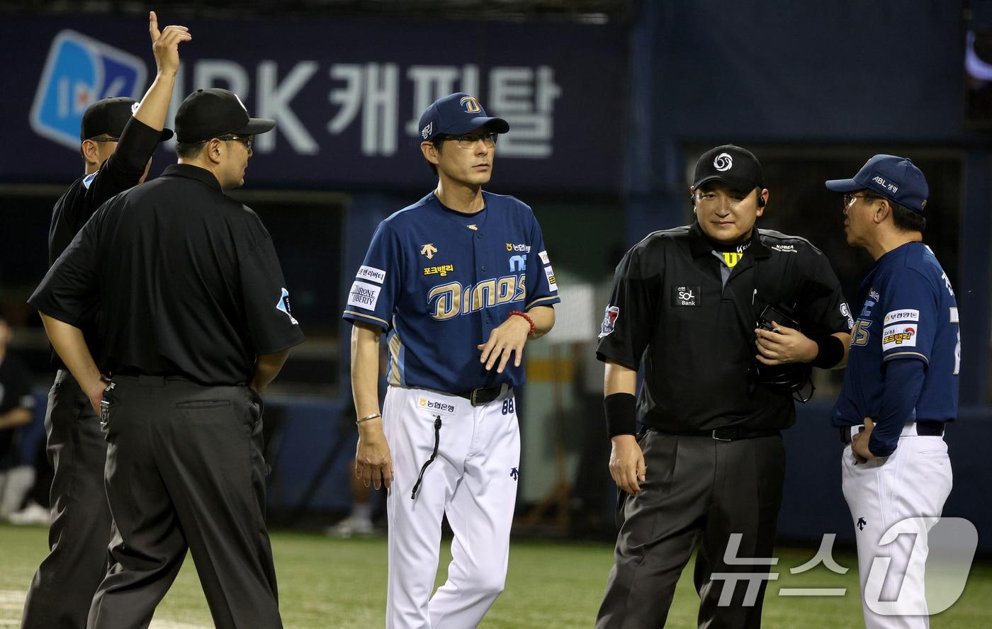 본문 이미지 - 11일 오후 서울 송파구 잠실야구장에서 열린 '2024 신한 SOL 뱅크 KBO리그' NC다이노스와 LG 트윈스의 경기 7회초 NC공격 1사 2,3루 상황에서 NC 강인권 감독이 3루주자 권희동의 태그 아웃된 건에 대해 항의하다 퇴장조치 되고 있다. 2024.8.11/뉴스1 ⓒ News1 장수영 기자