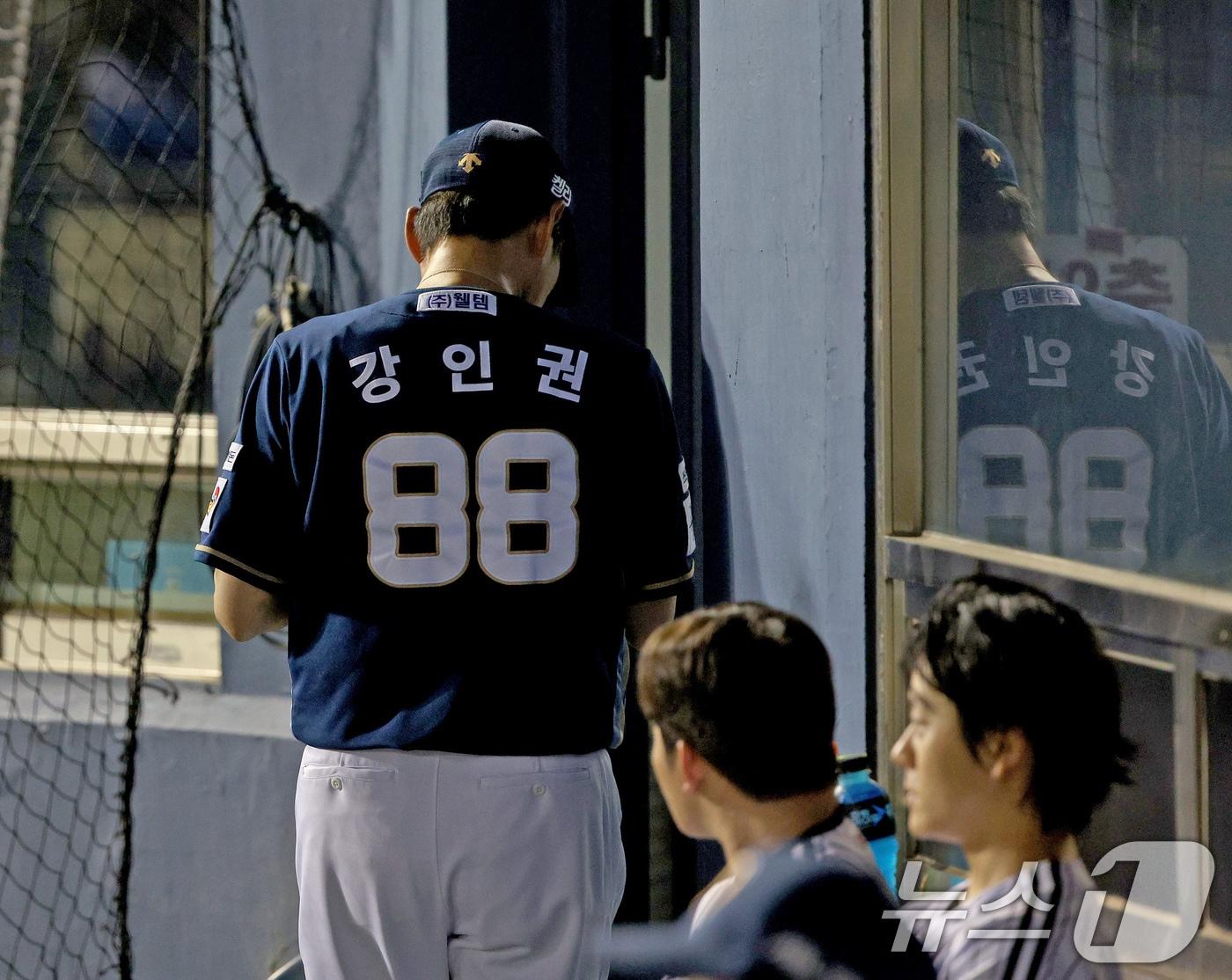 본문 이미지 - 11일 오후 서울 송파구 잠실야구장에서 열린 '2024 신한 SOL 뱅크 KBO리그' NC다이노스와 LG 트윈스의 경기 7회초 NC공격 1사 2,3루 상황에서 NC 강인권 감독이 3루주자 권희동의 태그 아웃된 건에 대해 항의하다 퇴장조치 되고 있다. 2024.8.11/뉴스1 ⓒ News1 장수영 기자