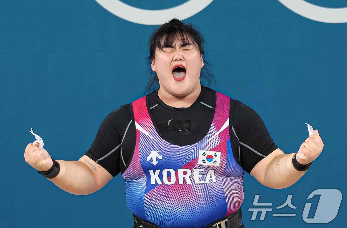 본문 이미지 - 대한민국 역도 국가대표팀 박혜정 선수가 11일(한국시간) 프랑스 파리 사우스 파리 아레나6에서 진행된 2024 파리올림픽 역도 여자 81kg급 경기에서 용상 168kg 2차시기를 성공한 후 기뻐하고 있다. 2024.8.11/뉴스1 ⓒ News1 이동해 기자