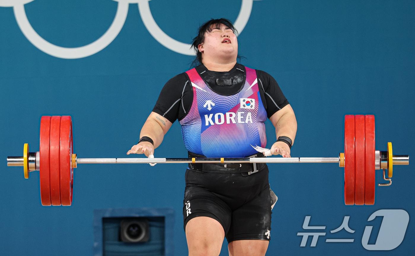 대한민국 역도 국가대표팀 박혜정 선수가 11일(한국시간) 프랑스 파리 사우스 파리 아레나6에서 진행된 2024 파리올림픽 역도 여자 81kg급 경기에서 용상 173kg 3차시기에 실패한 후 아쉬워 하고 있다. 2024.8.11/뉴스1 ⓒ News1 이동해 기자