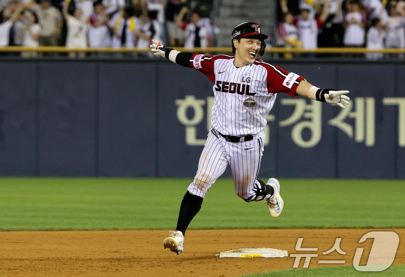 본문 이미지 - 11일 오후 서울 송파구 잠실야구장에서 열린 '2024 신한 SOL 뱅크 KBO리그' NC다이노스와 LG 트윈스의 경기 9회말 LG 공격 2사 1,2루 상황에서 타석에 들어선 박동원이 4대3으로 경기를 끝내는 안타를 친 뒤 기뻐하고 있다. 2024.8.11/뉴스1 ⓒ News1 장수영 기자