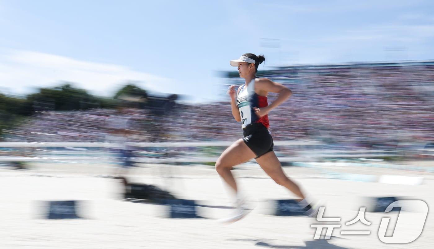대한민국 근대5종 대표팀 김선우가 11일 오전(한국시간) 프랑스 파리 베르사유 궁전에서 진행된 2024 파리올림픽 근대5종 여자 결승에서 레이저런 경기를 펼치고 있다. 2024.8.11/뉴스1 ⓒ News1 박정호 기자