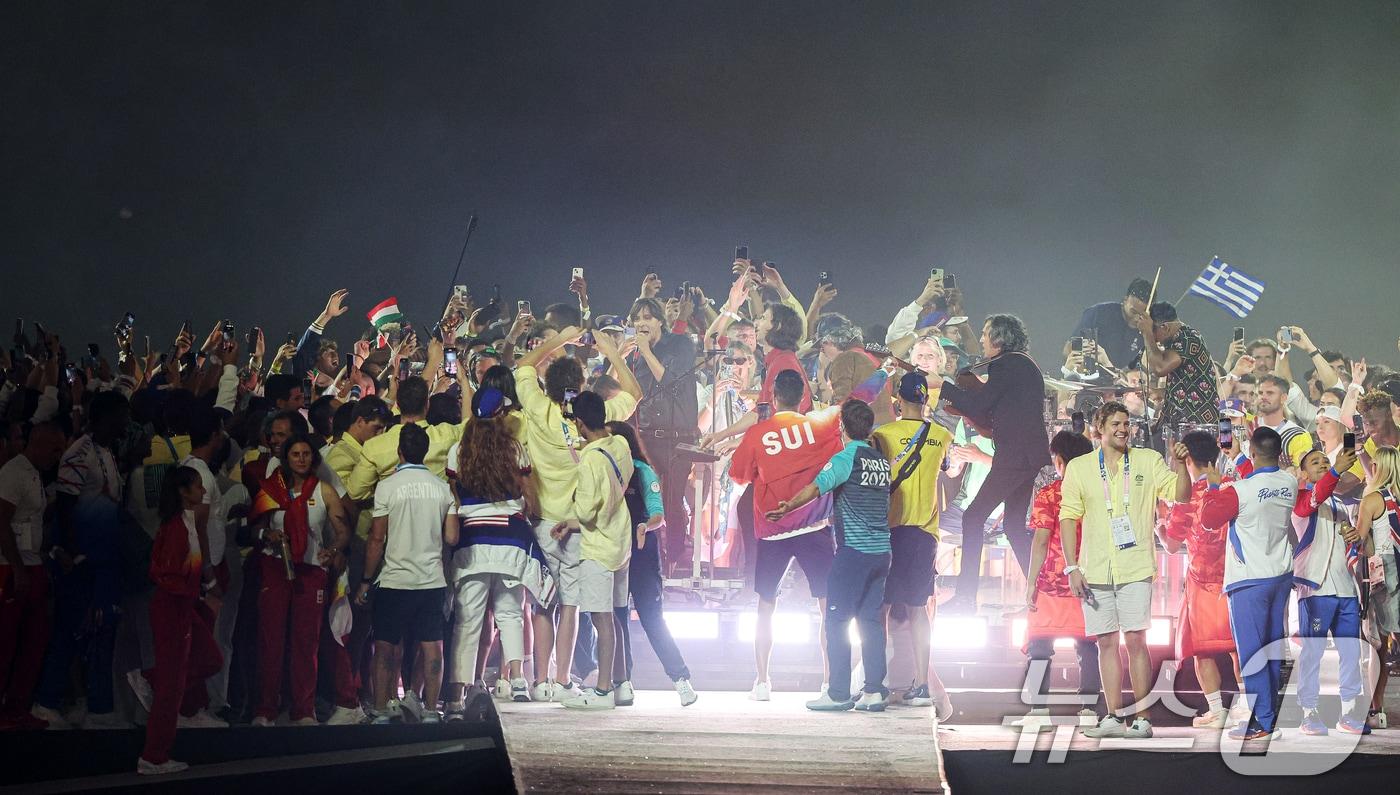 12일(한국시간) 프랑스 파리 스타드 드 프랑스에서 열린 2024 파리올림픽 폐막식에서 선수들이 축하공연을 즐기고 있다. (공동취재) 2024.8.12/뉴스1 ⓒ News1 이동해 기자