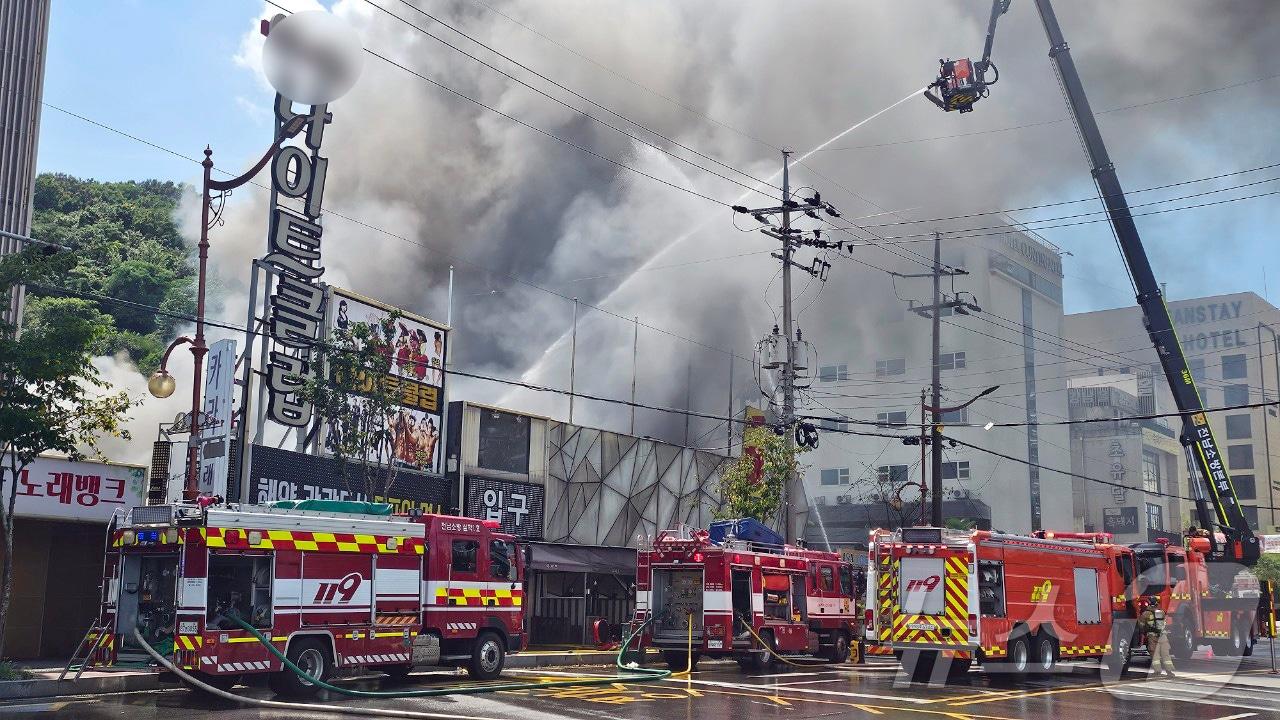 본문 이미지 - 11일 낮 12시 40분쯤 전남 목포시 죽교동 한 나이트 클럽에서 불이 나 소방당국이 진화작업을 하고 있다. (전남 목포소방 제공) 2024.8.12/뉴스1 