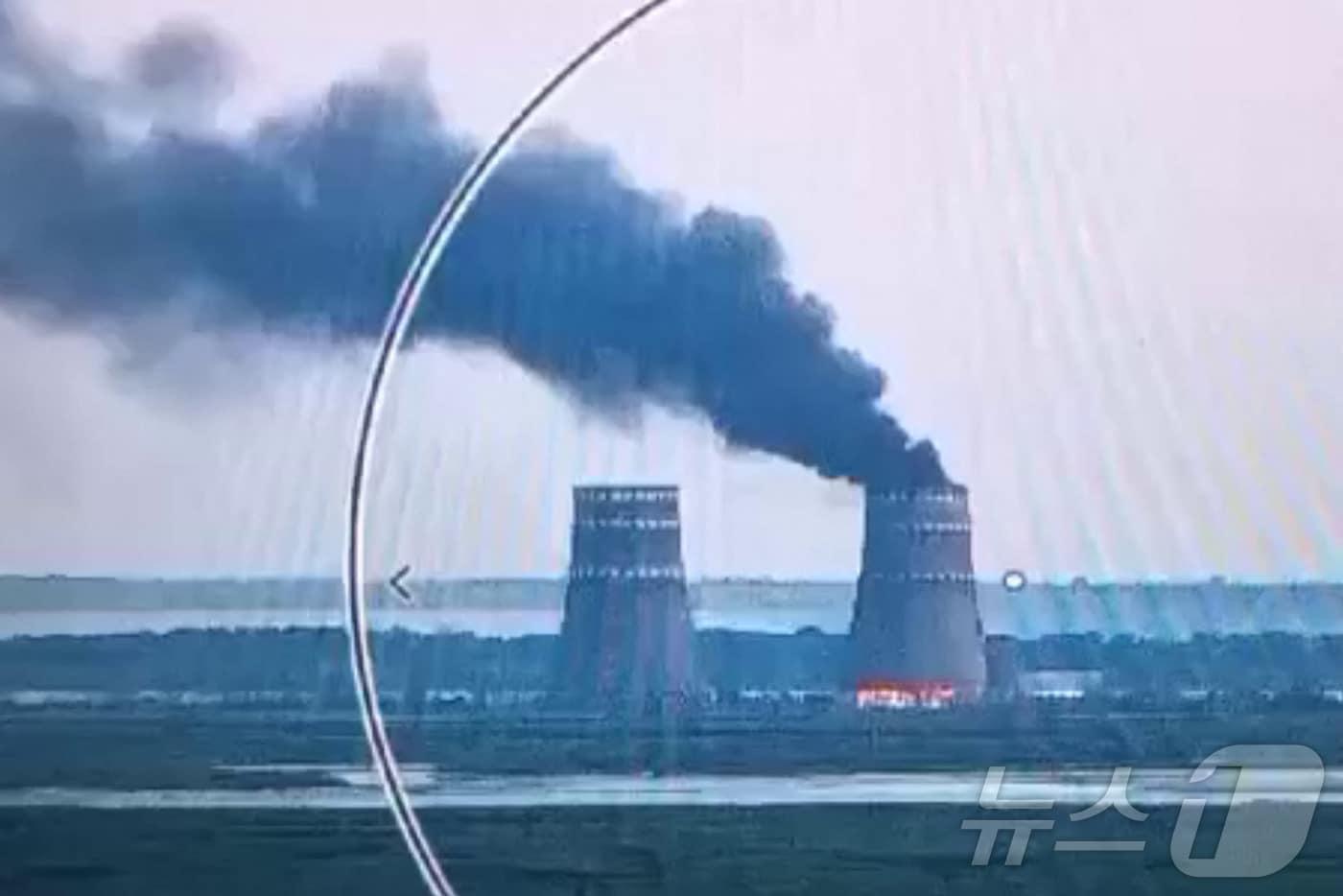 본문 이미지 - 러시아가 점령한 우크라이나 자포리자 원자력 발전소 냉각탑에서 11일(현지시간) 화재가 발생했다. 2024.8.11. ⓒ AFP=뉴스1 ⓒ News1 이창규 기자