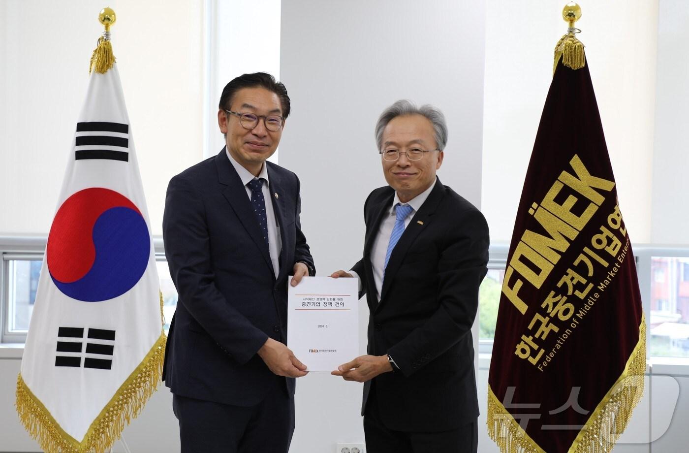 최진식 한국중견기업연합회장(오른쪽)과 김완기 특허청장이 기념 촬영을 하고 있다.(중견련 제공)