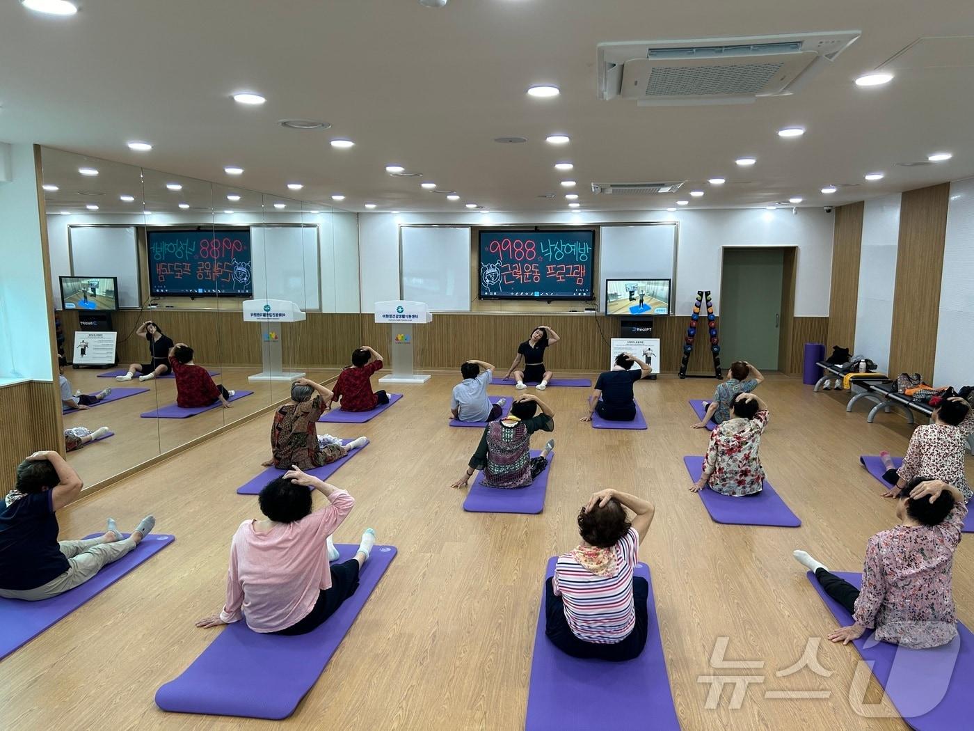 본문 이미지 - 울산 북구보건소 이화정건강생활지원센터가 65세 이상 어르신을 대상으로 지난 8일부터 매주 월요일과 목요일, 총 10주에 걸쳐 '9988 낙상예방 근력 운동' 프로그램을 진행한다고 12일 밝혔다.(북구청 제공)