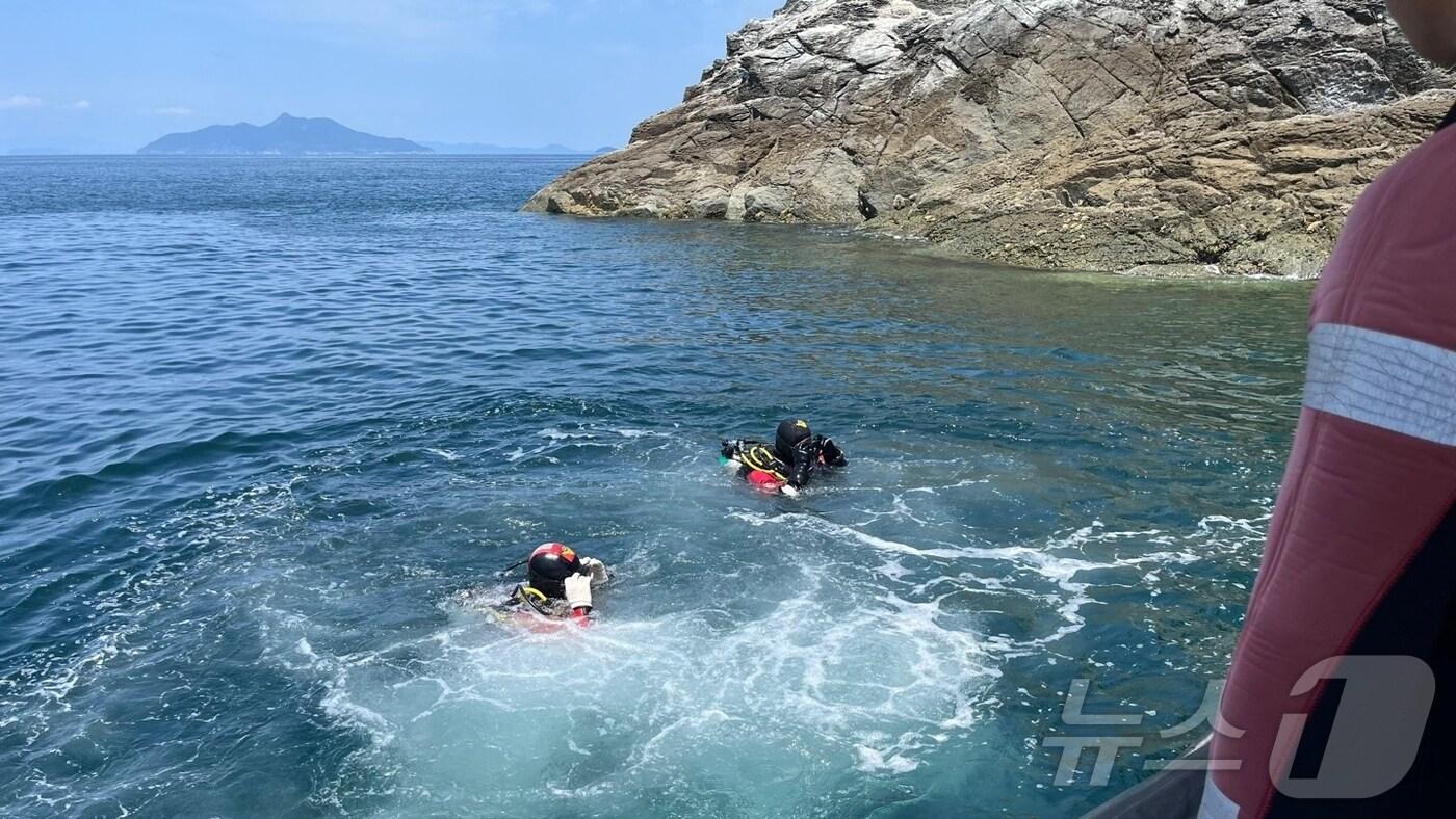 해경이 수중 수색을 하고 있다.(통영해경 제공)