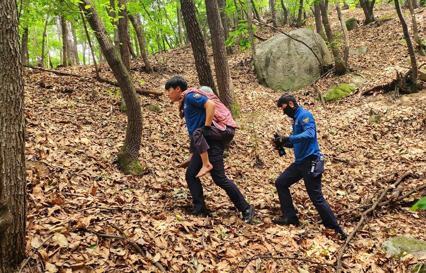 본문 이미지 - 경기남부경찰청 '2024 인권 사진 공모전' 대상 수상작 '누구도 홀로 남겨두지 않는다'. (경기남부경찰청 제공) 2024.8.12/뉴스1 