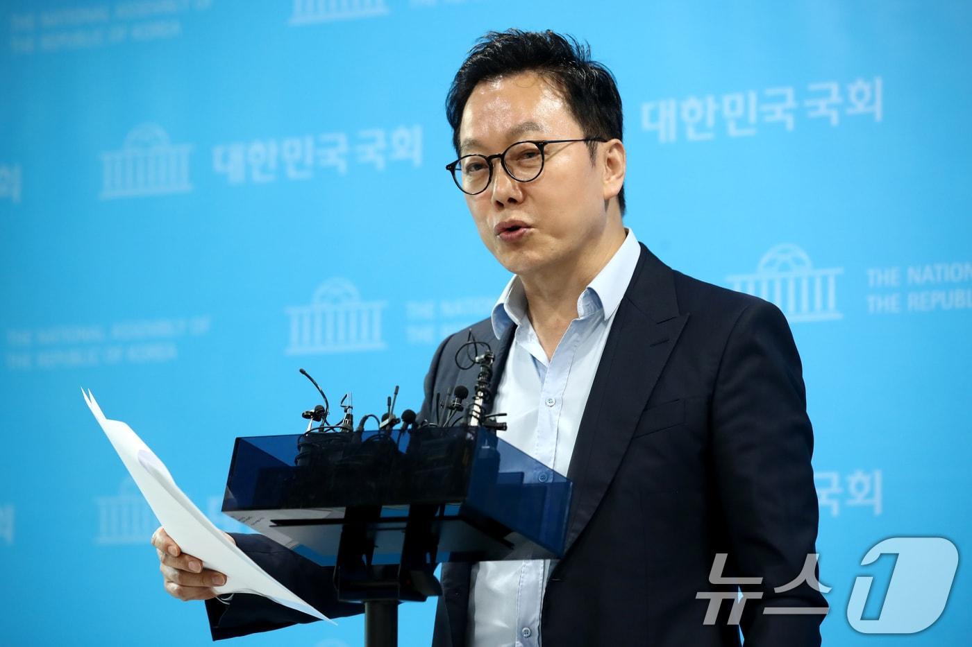 본문 이미지 - 정봉주 더불어민주당 최고위원 후보가 12일 오전 서울 여의도 국회 소통관에서 가진 기자회견에서 "'이재명팔이'하며 실세 놀이하는 무리들을 당의 단합을 위해 뿌리뽑겠다＂고 말하고 있다. 2024.8.12/뉴스1 ⓒ News1 이광호 기자
