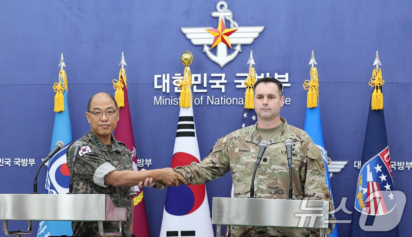 본문 이미지 - 이성준 합동참모본부 공보실장(왼쪽)과 라이언 도널드 주한미군사·연합사·유엔사 공보실장이 12일 서울 용산구 국방부 청사에서 한미연합 군사연습 '을지 자유의 방패(UFS·을지프리덤실드) 관련 브리핑을 마친 후 기념촬영을 하고 있다. 2024.8.12/뉴스1 ⓒ News1 김성진 기자