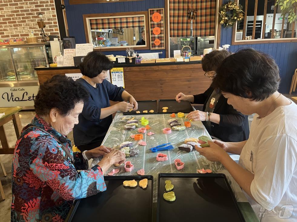 본문 이미지 - 지난해 양양군 치매안심센터 자조모임 모습.&#40;양양군 제공&#41; 2024.8.12/뉴스1