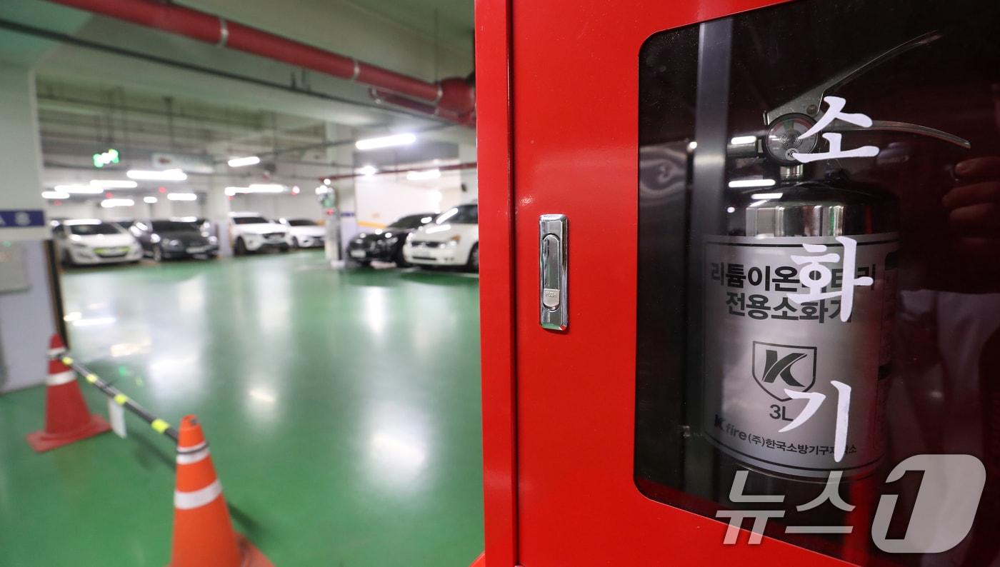 본문 이미지 - 리튬이온배터리 전용 소화기의 모습. ⓒ 뉴스1 이승배 기자