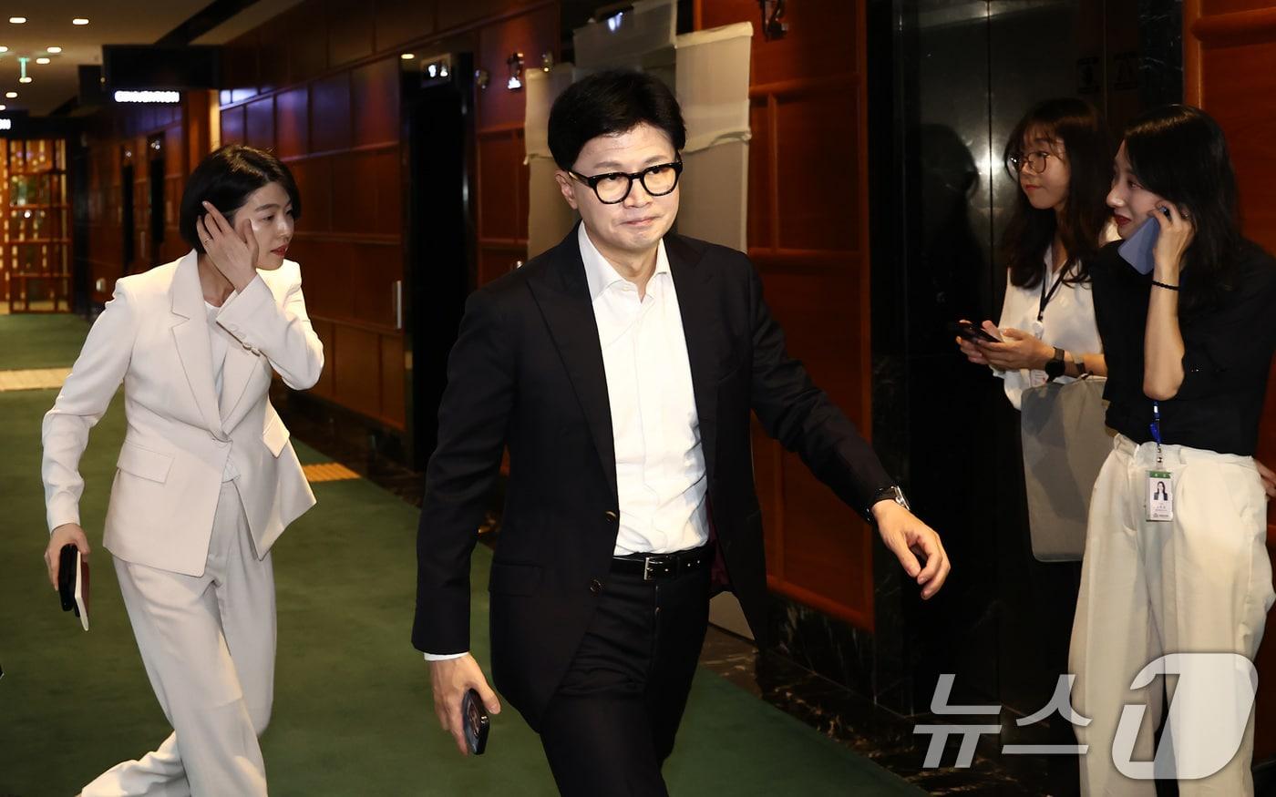 본문 이미지 - 한동훈 국민의힘 대표가 12일 서울 여의도 한 식당에서 4선 중진의원들과 오찬을 하기 위해 식당에 들어서고 있다. 2024.8.12/뉴스1 ⓒ News1 김민지 기자