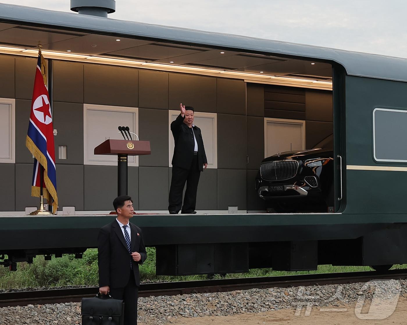 본문 이미지 - (평양 노동신문=뉴스1) = 김정은 북한 노동당 총비서가 지난 8~9일 의주군 수해 피해 현장을 찾은 모습. 전용열차에서 김 총비서의 새 전용차가 포착됐다.. [국내에서만 사용가능. 재배포 금지. DB 금지. For Use Only in the Republic of Korea. Redistribution Prohibited] rodongphoto@news1.kr