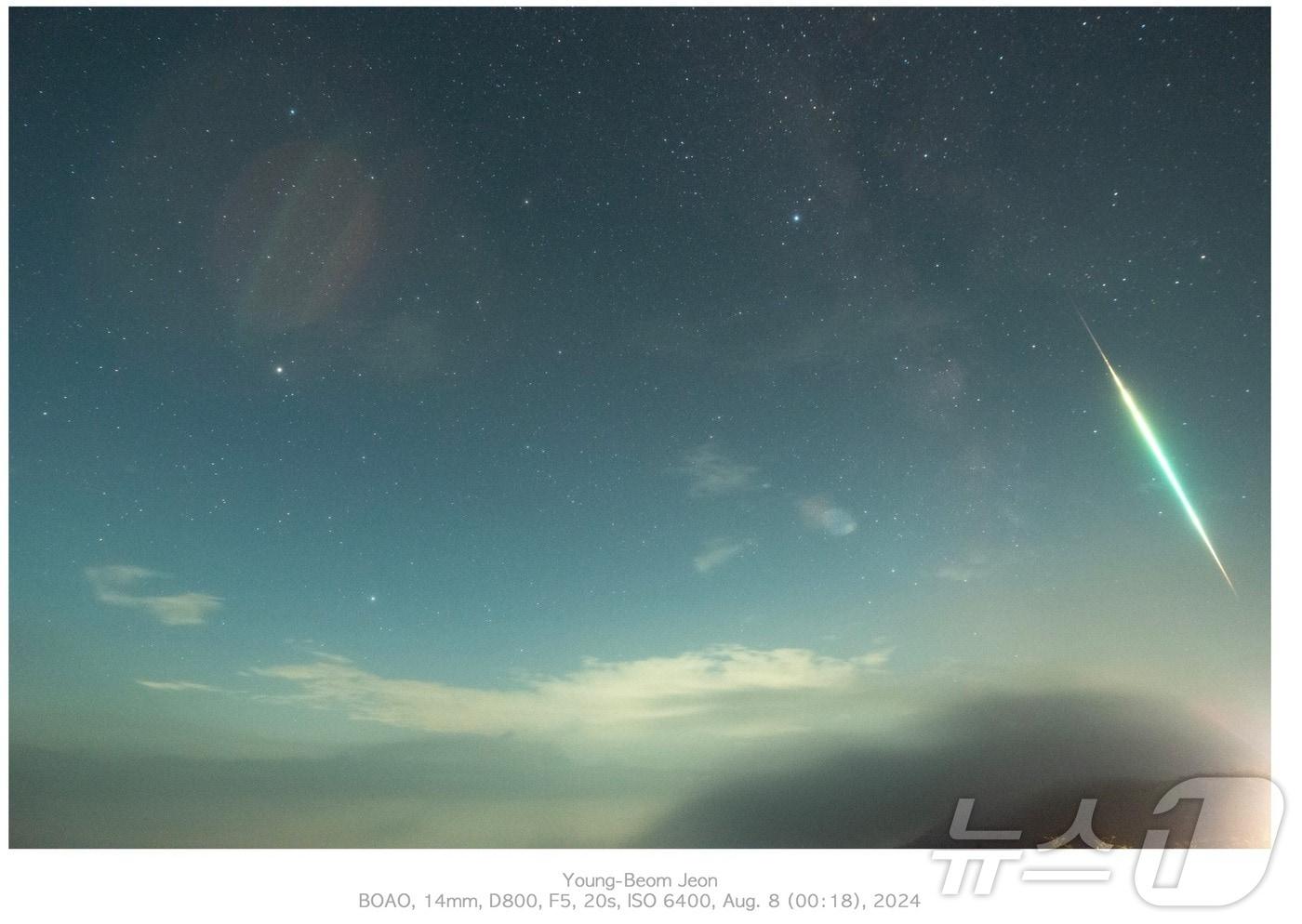 전영범 한국천문연구원 책임연구원이 지난 8일 보현산천문대에서 촬영한 페르세우스자리 유성우. (천문연 제공)/뉴스1