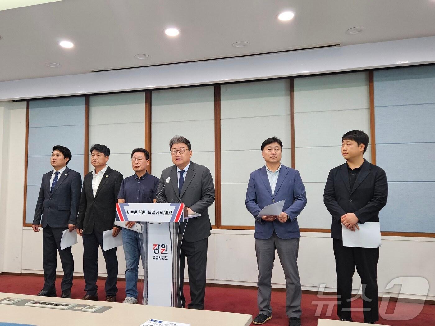 본문 이미지 - 유정배 더불어민주당 강원도당 양구 수입천댐 건설 저지 대책위원장이 12일 강원도청 브리핑룸에서 양구 수입천댐 반대 입장등을 밝히고 있다.2024.8.12 한귀섭 기자