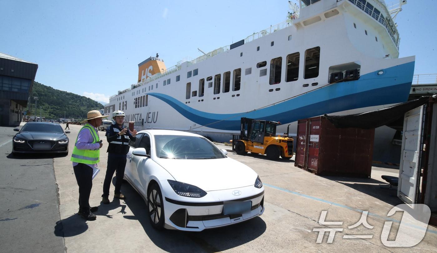 제주항에서 출항하는 2만톤급 카페리 여객선에 전기차가 선적 전 준비를 하고 있다.. 2024.8.12/뉴스1 ⓒ News1 오현지 기자