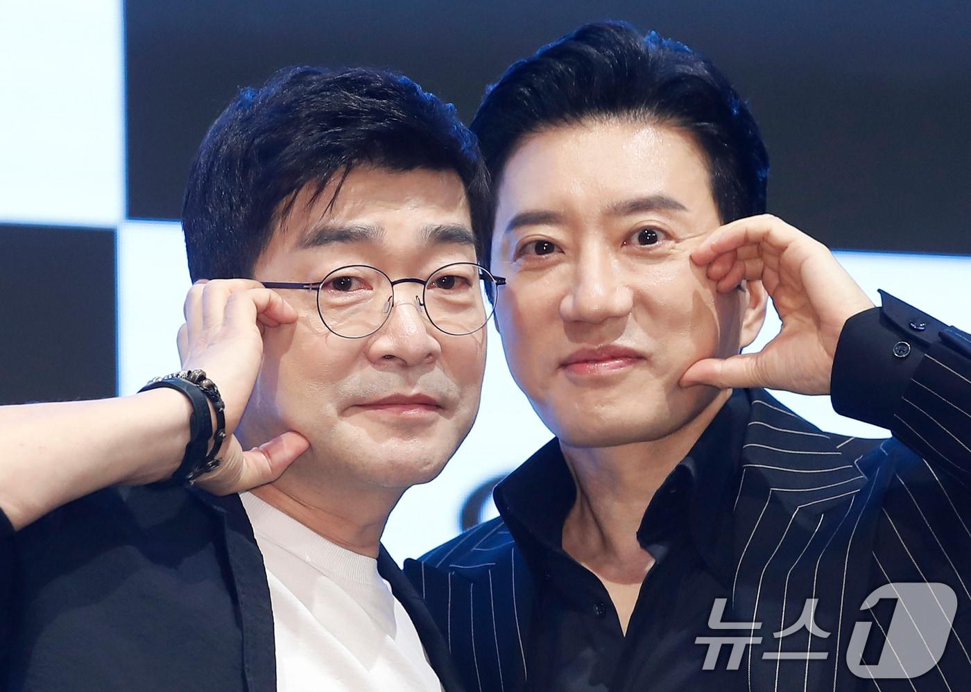 배우 손현주와 김명민(오른쪽)이 12일 서울 구로구 더세인트에서 진행된 지니 TV 새 오리지널 드라마 '유어 아너' 제작발표회에서 포즈를 취하고 있다. '유어 아너'는 자식을 위해 괴물이 되기로 한 두 아버지의 부성 본능 대치극이다. 2024.8.12/뉴스1 ⓒ News1 권현진 기자