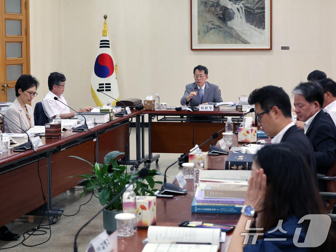 본문 이미지 - 이상원 대법원 양형위원장이  지난12일 오후 서울 서초구 대법원에서 열린 양형위원회 제133차 회의를 주재하고 있다. 이날 회의에서는 13년만에 기존 사기범죄 양형기준 수정안에 대한 심의를 열고 기준을 확정한다. 2024.8.12/뉴스1 ⓒ News1 황기선 기자