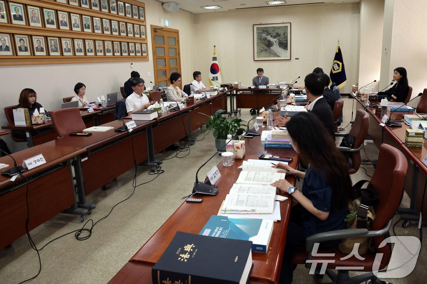 본문 이미지 - 이상원 대법원 양형위원장이 12일 오후 서울 서초구 대법원에서 열린 양형위원회 제133차 회의를 주재하고 있다. 2024.8.12/뉴스1 ⓒ News1 황기선 기자