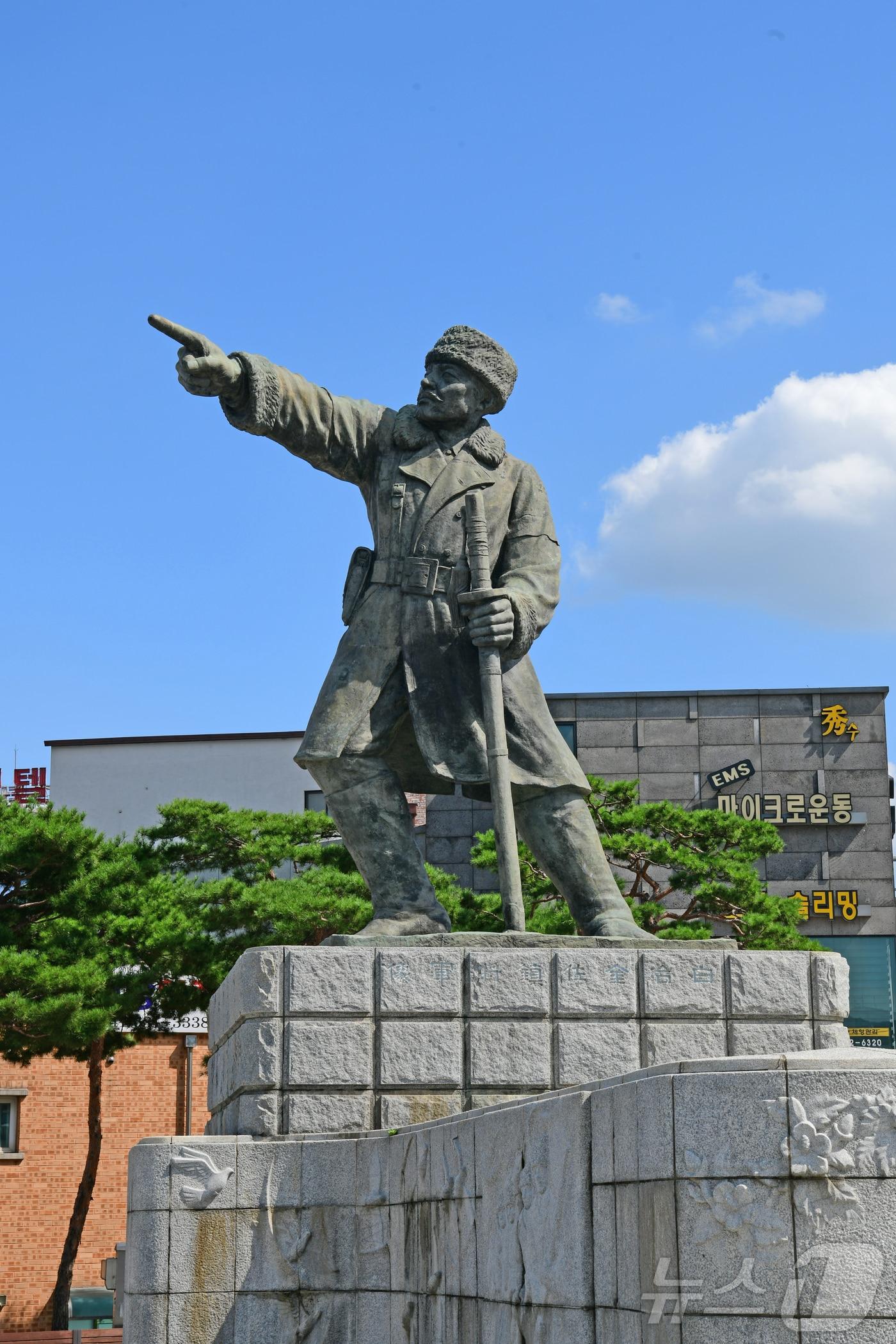 본문 이미지 - 홍성군 홍성읍에 조성된 김좌진 장군 동상. (홍성군 제공) /뉴스1