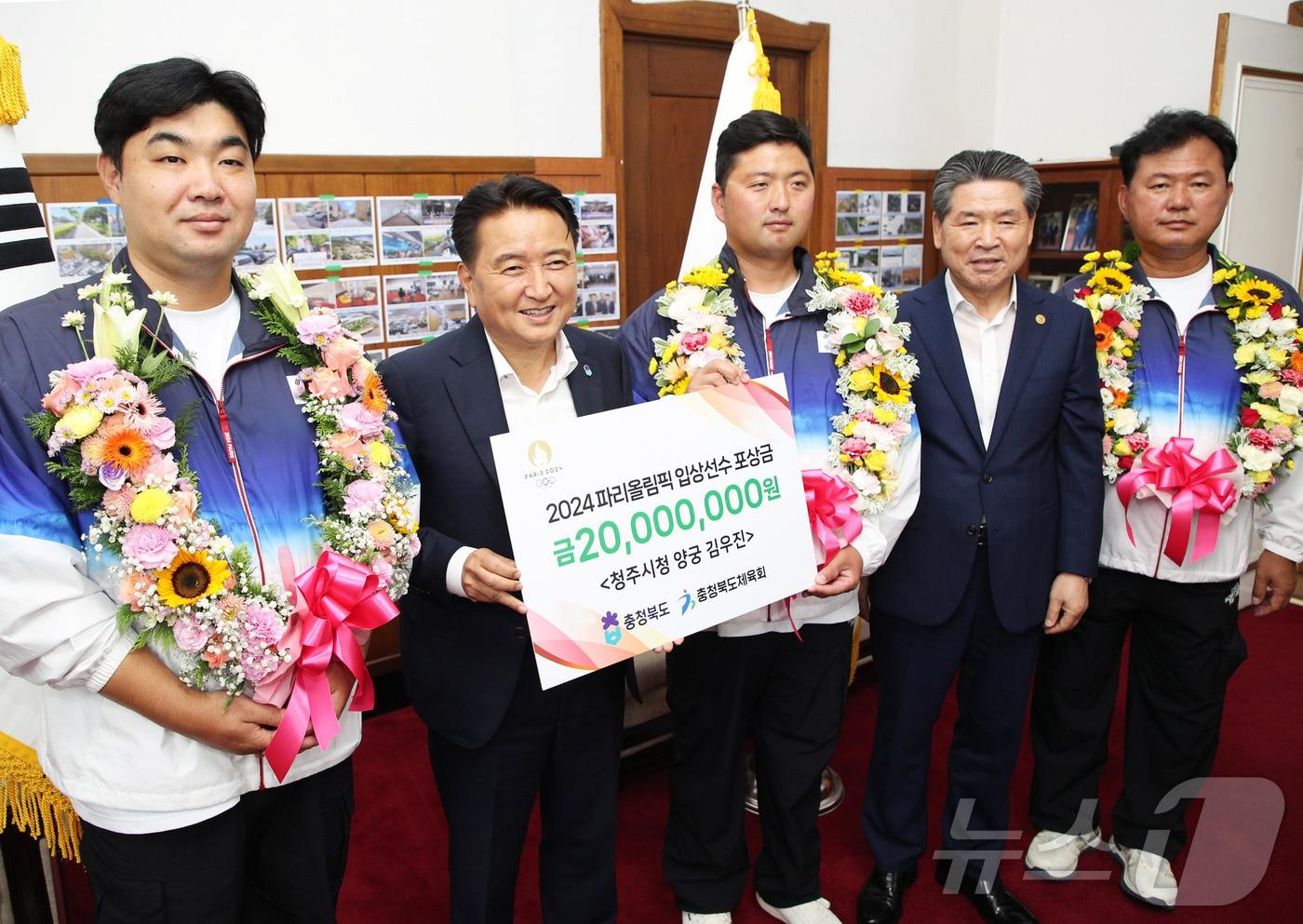 본문 이미지 - 김영환 충북지사가 12일 12일 파리올림픽에서 3개의 금메달을 목에 걸고 금의환향한 남자 양궁 김우진 선수를 격려하고 있다. (충북도 제공)