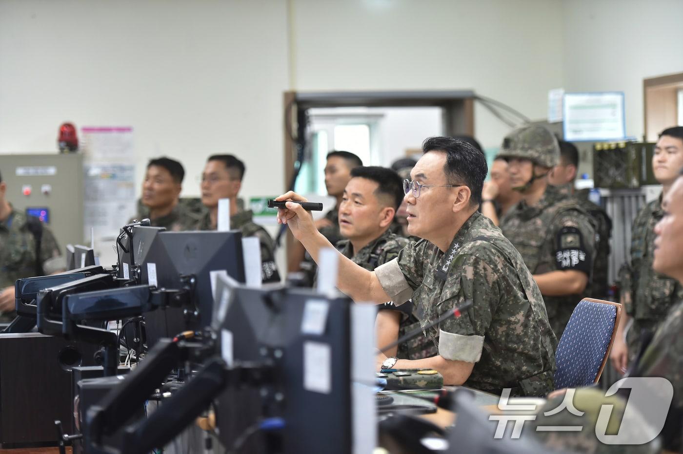 본문 이미지 - 김명수 합동참모본부 의장이 12일 1사단 GOP대대 지휘통제실에서 적 도발위협에 대한 실질적인 대응계획과 현장·행동 위주 대비태세를 점검하고 있다. (합동참모본부 제공) 2024.8.12/뉴스1
