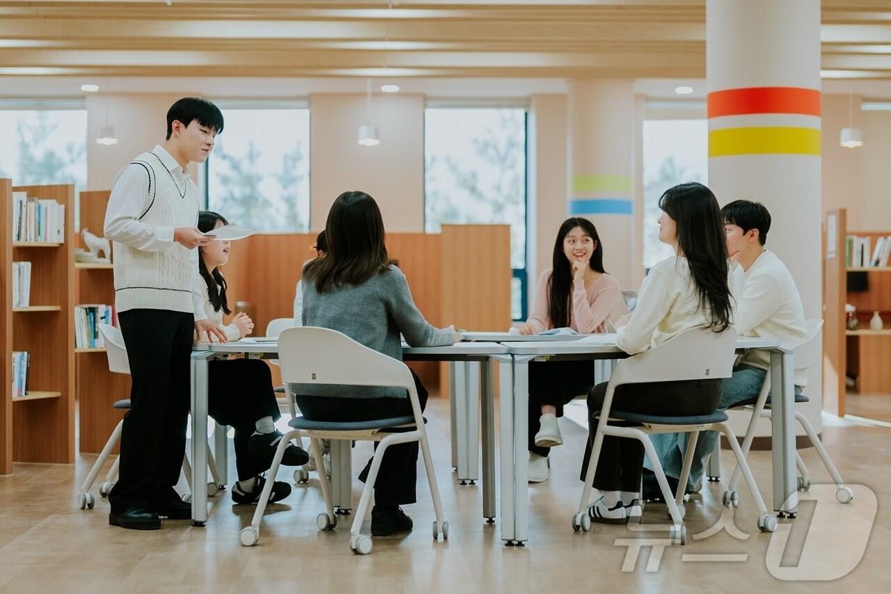 본문 이미지 - 단국대 학생들이 토론을 하고 있는 모습.(단국대 제공)