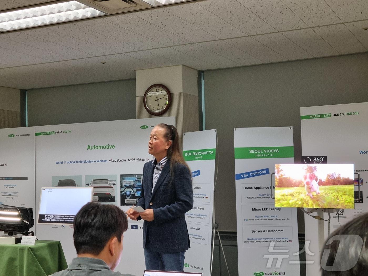 본문 이미지 - 이정훈 서울반도체 대표가 12일 서울 영등포구 한국거래소에서 2분기 실적 관련 질의응답을 진행하고 있다. ⓒ News1 박주평 기자