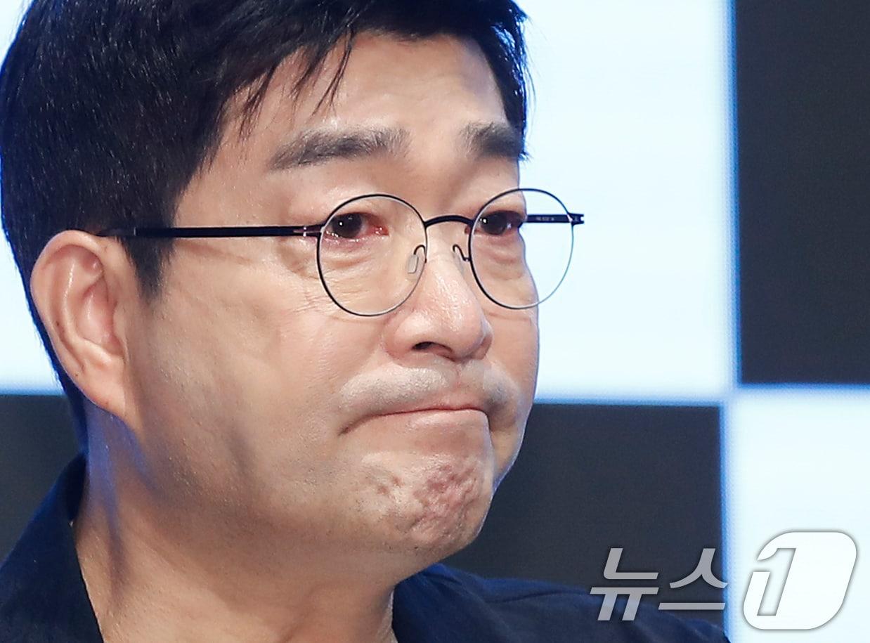 본문 이미지 - 배우 손현주가 12일 서울 구로구 더세인트에서 진행된 지니 TV 새 오리지널 드라마 '유어 아너' 제작발표회에서 "하늘에서 보고 있는 형에게 부끄럽지 않은 드라마가 됐으면 좋겠다＂라고 말하고 있다. '유어 아너'는 자식을 위해 괴물이 되기로 한 두 아버지의 부성 본능 대치극이다. 2024.8.12/뉴스1 ⓒ News1 권현진 기자