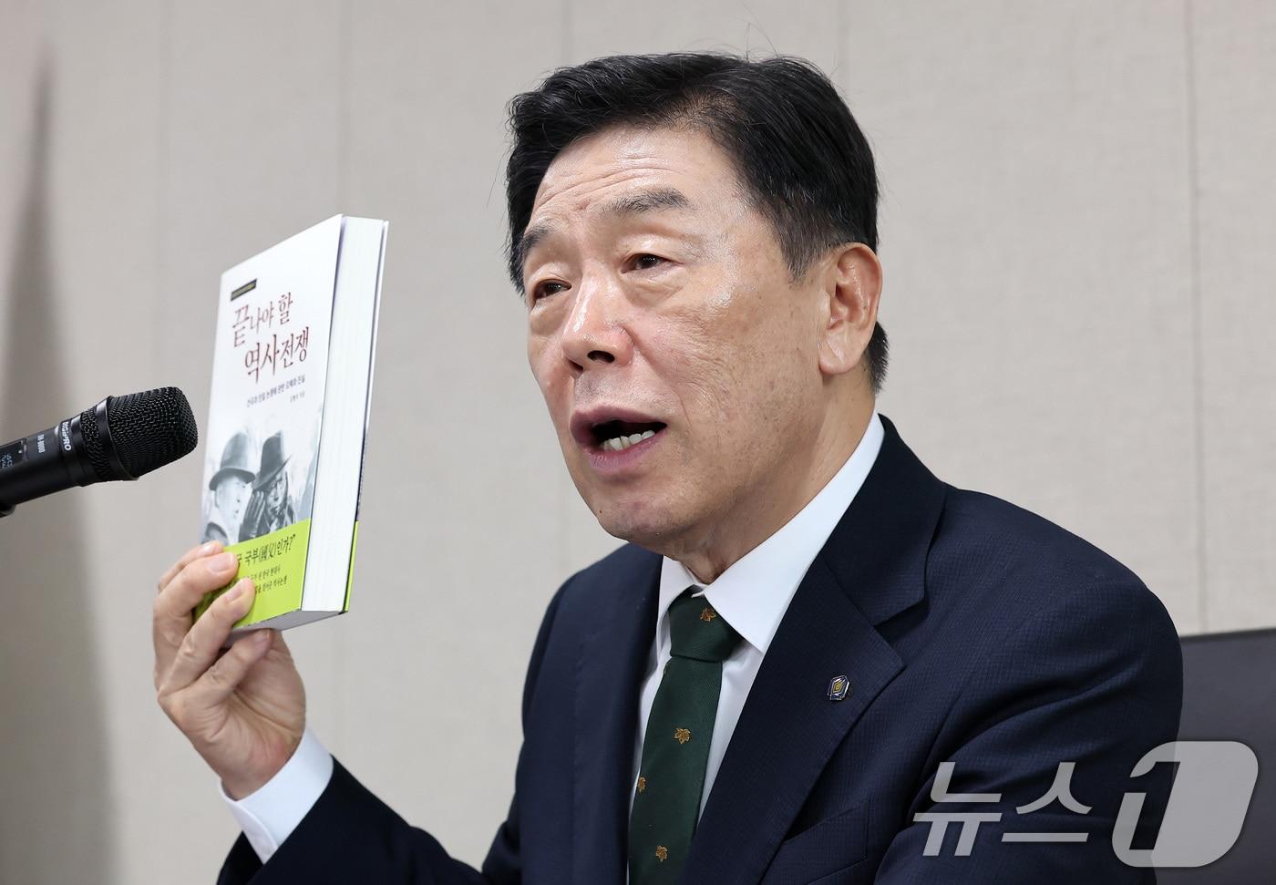 김형석 독립기념관장이 12일 서울 용산구 서울지방보훈청에서 열린 독립기념관 광복절 경축식 취소 및 뉴라이트 성향 관련 기자회견에서 발언하고 있다.2024.8.12/뉴스1 ⓒ News1 김성진 기자