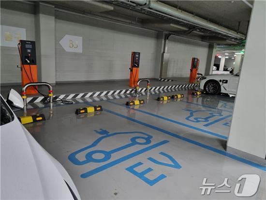 본문 이미지 - 아파트 지하 주차장에 설치된 전기차 충전기 사진 &#40;대구안전생활실천시민연합 제공&#41;