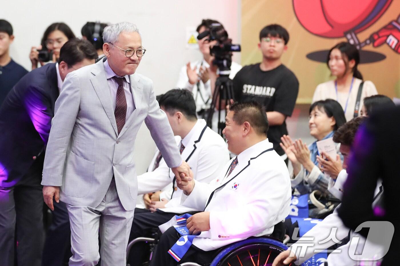 본문 이미지 - 유인촌 문화체육관광부 장관이 12일 오후 서울 송파구 올림픽파크텔에서 열린 '2024 파리 패럴림픽 대한민국 선수단 결단식'에 참석하며 선수단과 인사하고 있다. 2024.8.12/뉴스1 ⓒ News1 이승배 기자