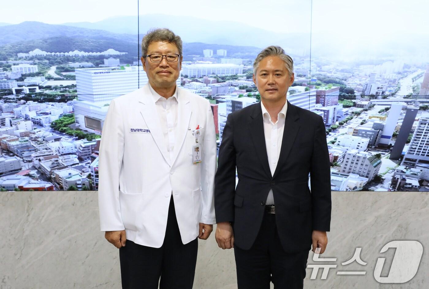 김정현 국민의힘 광주시당위원장(오른쪽)과 정신 전남대병원장이 12일 병원 접견실에서 새 병원 신축 사업 예타 통과 등을 논의한 후 기념촬영을 하고 있다.(국민의힘 광주 제공)2024.8.12/뉴스1