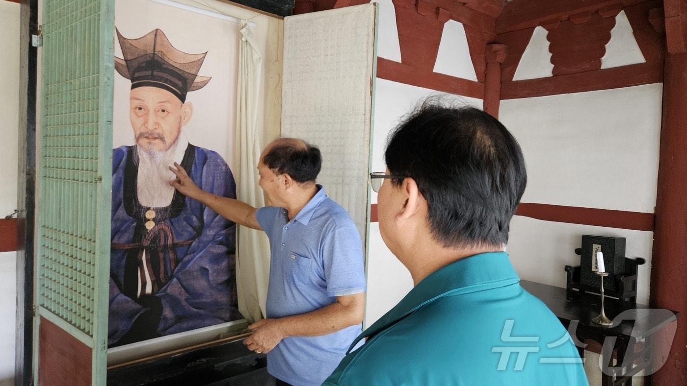  12일 강만희 대전지방보훈청장(오른쪽)이 대전 동구에 있는 문충사를 방문해 현장 점검을 실시하고 있다. (대전지방보훈청 제공)/뉴스1