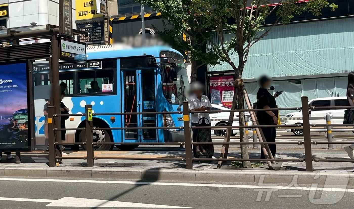 12일 오후 부산 부산진구 한 BRT 정류장 가로수 밑 그늘에서 시민들이 서 있다.2024.8.12/뉴스1 ⓒ News1 장광일기자